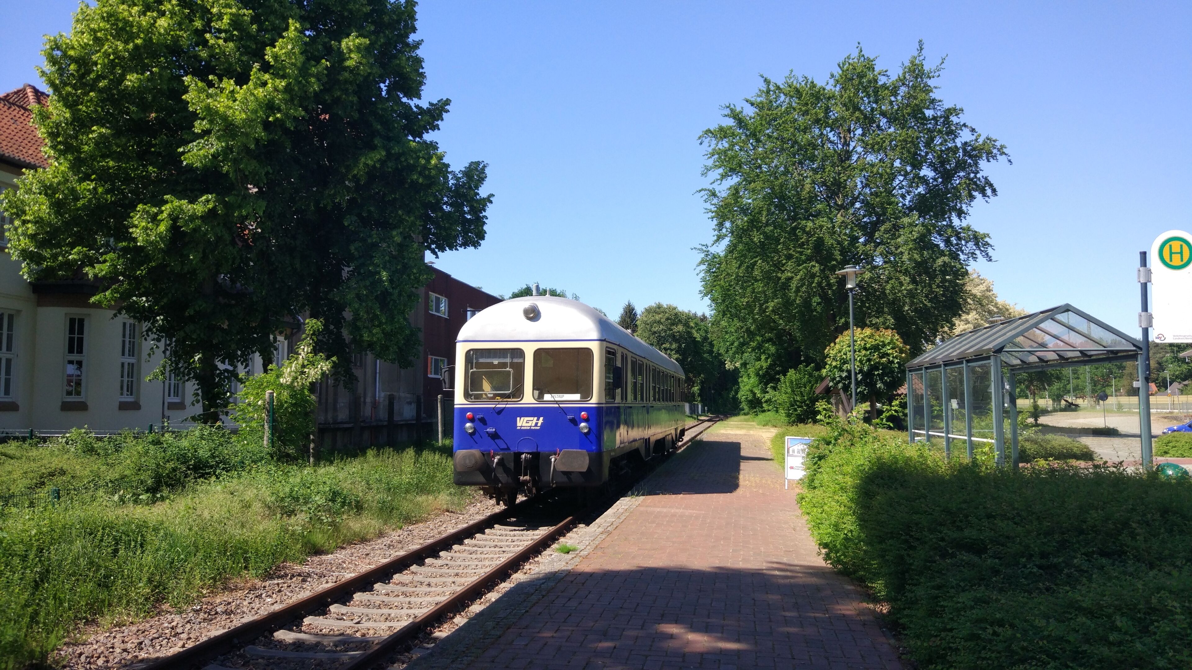 Dieseltriebwagen T3 (95 80 0303 001-1 D-DEV) "Kaffkieker" des Deutschen Eisenbahn-Vereins DEV im Bahnhof Eystrup. Der Triebwagen fährt im Sommer an einigen Sonntagen und zu Veranstaltungen auf der DEV-Normalspurstrecke Eystrup - Bruchhausen-Vilsen - Syke