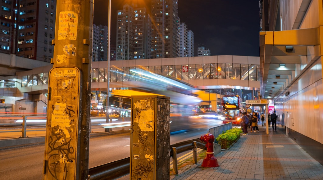 Kwun Tong showing a city, street scenes and night scenes