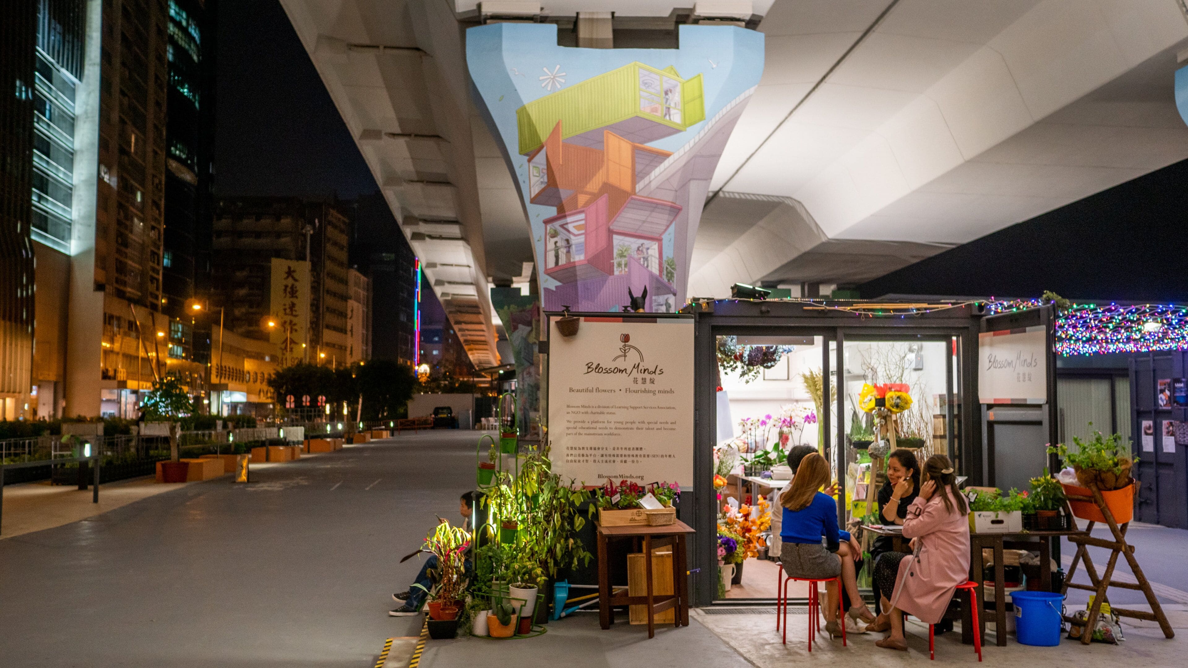Kwun Tong which includes night scenes, street scenes and outdoor eating
