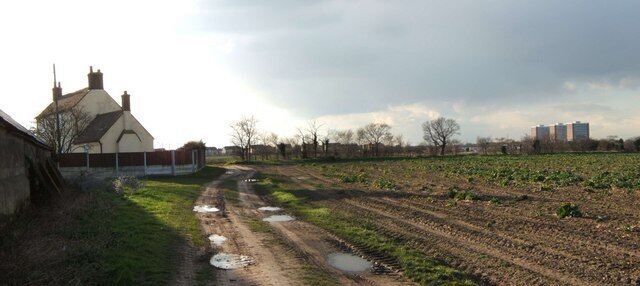 High House Farm. This is High House a farm between Chadwell St Mary & Lindford. The towers 42309 are in Chadwell.