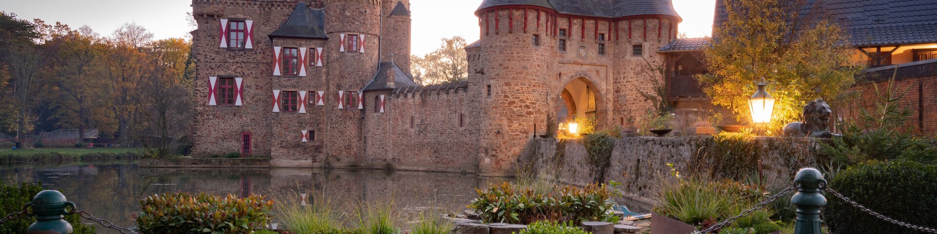 Mechernich november 2022; Satzvey Castle is a medieval moated castle, initially from the 12th century, and is located on the north-eastern edge of the Eifel Mountains