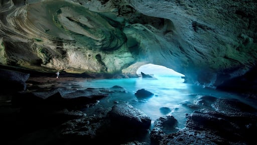 " A Cave so large you can turn a wagon and ox around in it " is how this huge sea cave is described by the locals and its name " Waenhuiskrans " directly translates to Wagon House Cliff.
This Cave can only be accessed at low tide, and the rocks are really sharp around it, good shoes are seriously recommended.
#BvsExplore
