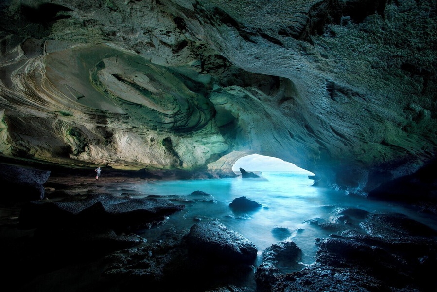" A Cave so large you can turn a wagon and ox around in it " is how this huge sea cave is described by the locals and its name " Waenhuiskrans " directly translates to Wagon House Cliff.
This Cave can only be accessed at low tide, and the rocks are really sharp around it, good shoes are seriously recommended.
#BvsExplore