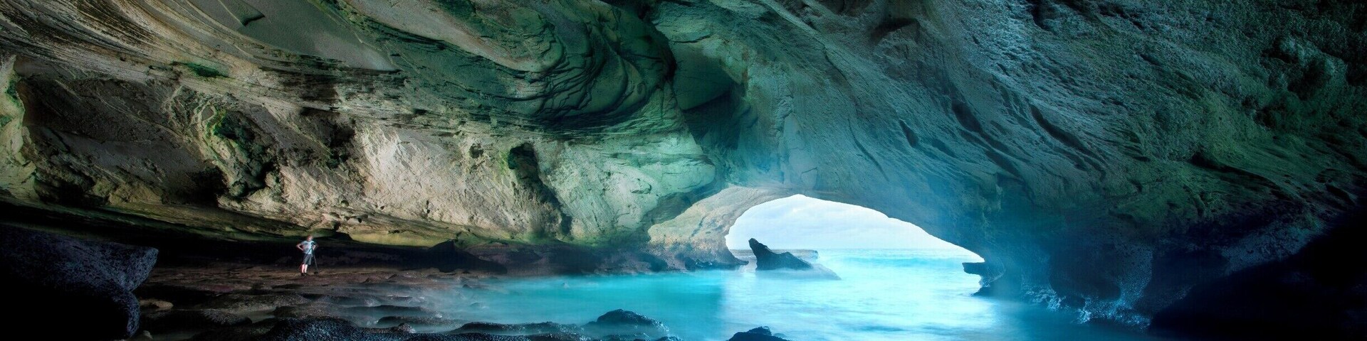 " A Cave so large you can turn a wagon and ox around in it " is how this huge sea cave is described by the locals and its name " Waenhuiskrans " directly translates to Wagon House Cliff.
This Cave can only be accessed at low tide, and the rocks are really sharp around it, good shoes are seriously recommended.
#BvsExplore