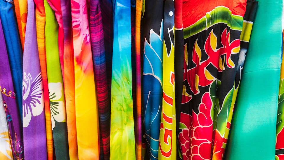 Diverse kleurrijke stoffen met patronen en designs.