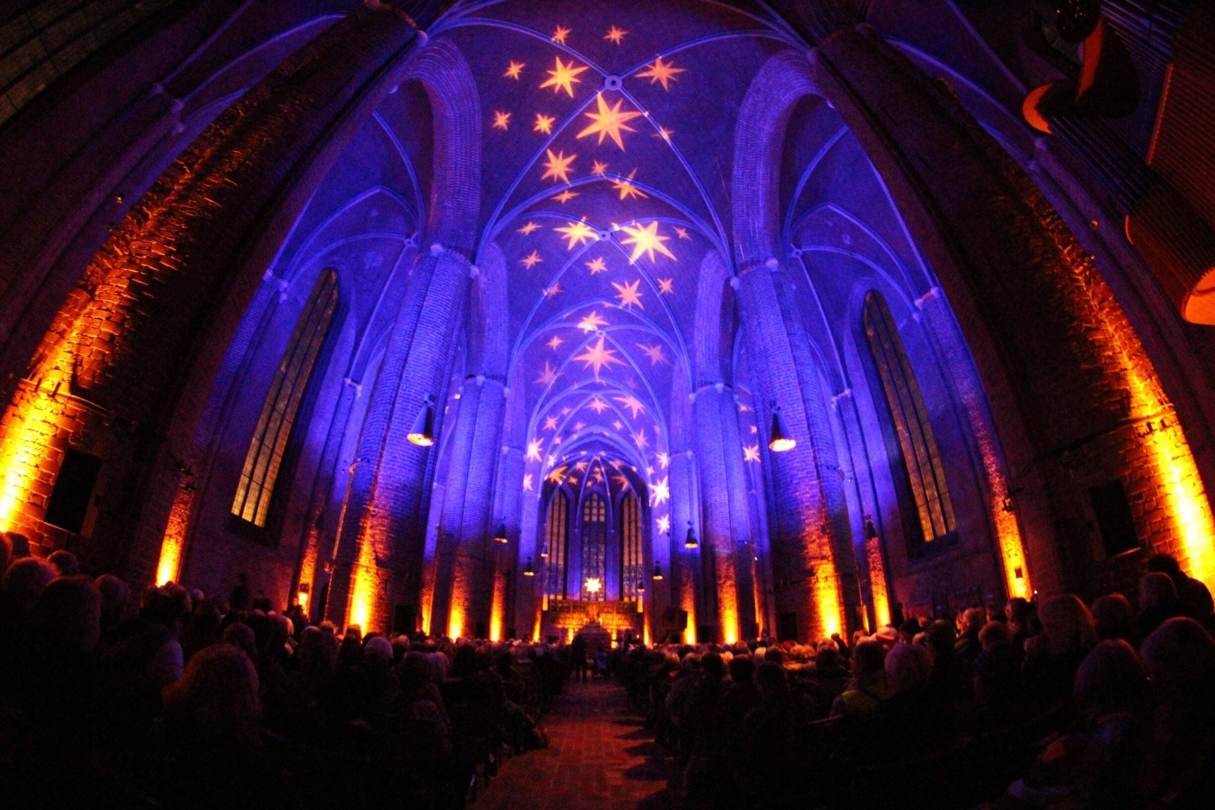 If you manage to visit the Christmas market in Hannover go into the church just to see the lights in the ceremony 
Got pretty lucky with this #christmas #colour #light #Germany #travel #adventure #explore #people #stars #architecture #buildings