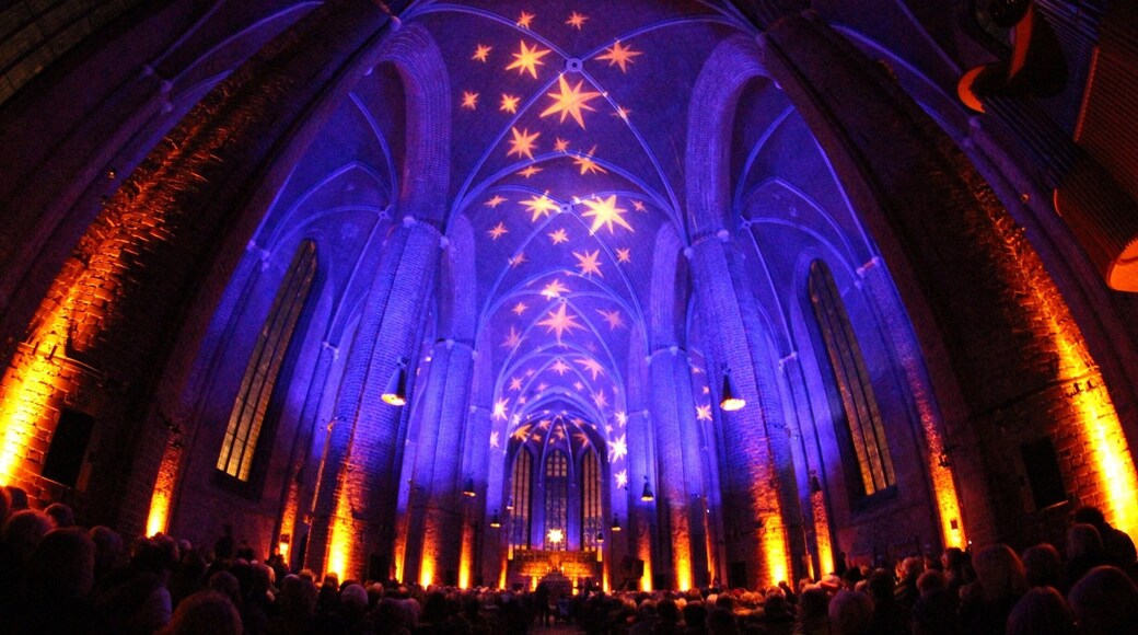 If you manage to visit the Christmas market in Hannover go into the church just to see the lights in the ceremony
Got pretty lucky with this #christmas #colour #light #Germany #travel #adventure #explore #people #stars #architecture #buildings