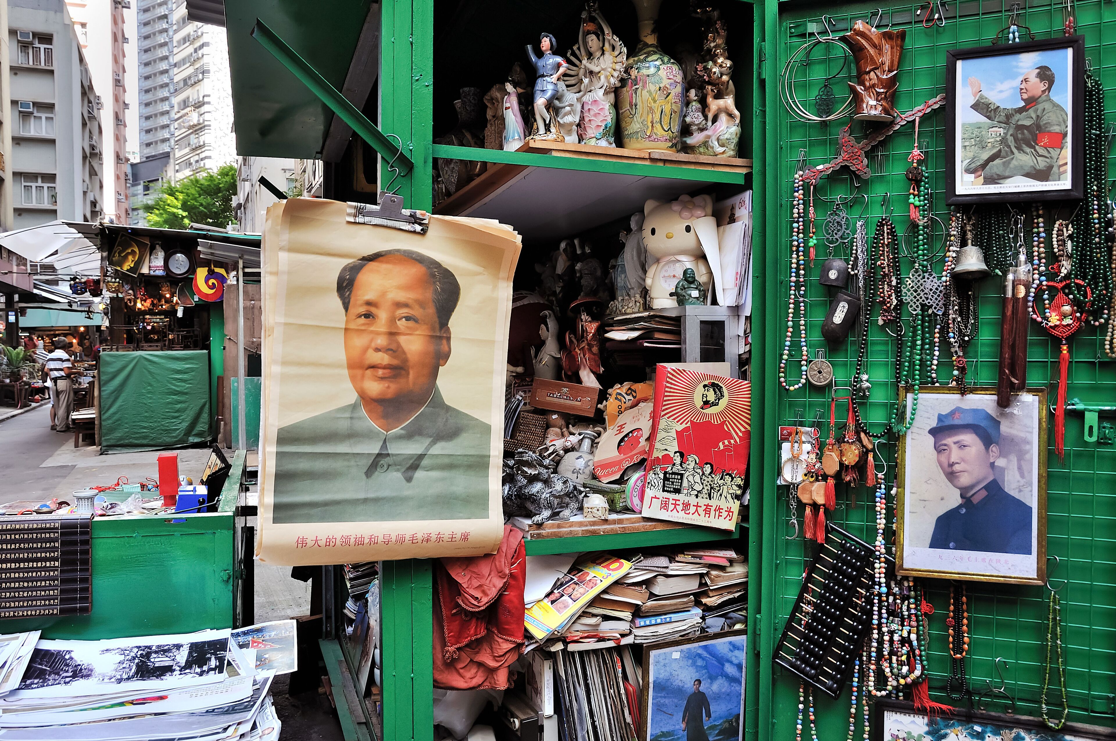 D8T3TJ Chairman Mao portrait at Cat Street antiques market, Hong Kong