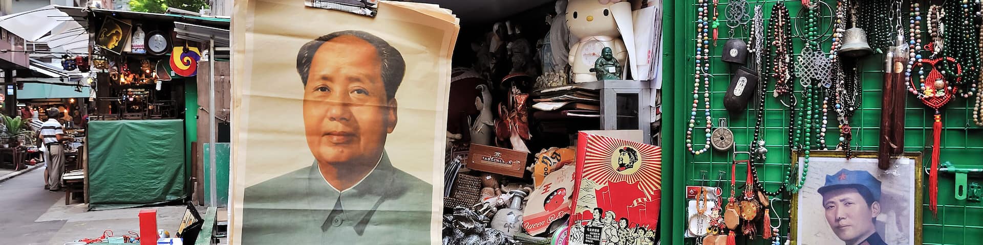D8T3TJ Chairman Mao portrait at Cat Street antiques market, Hong Kong