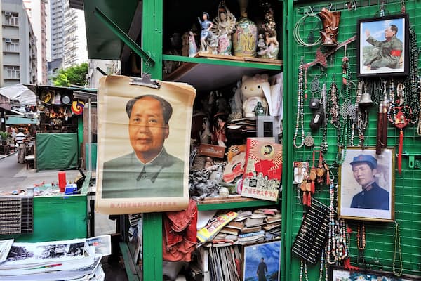 D8T3TJ Chairman Mao portrait at Cat Street antiques market, Hong Kong