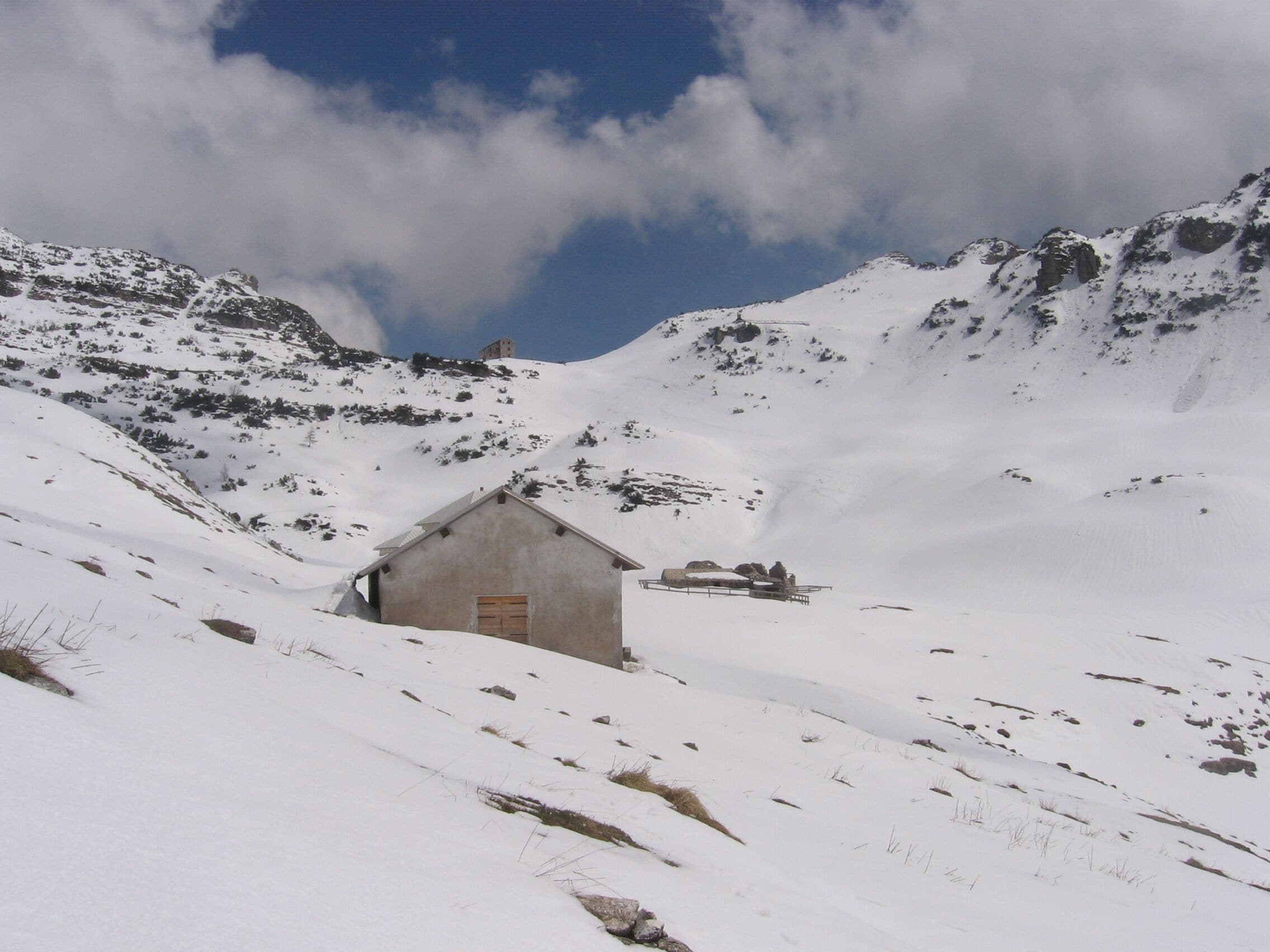Alcune costruzioni nella Riserva naturale guidata di Campobrun. Sullo sfondo i ruderi della ex caserma della FInanza(Q3936810)