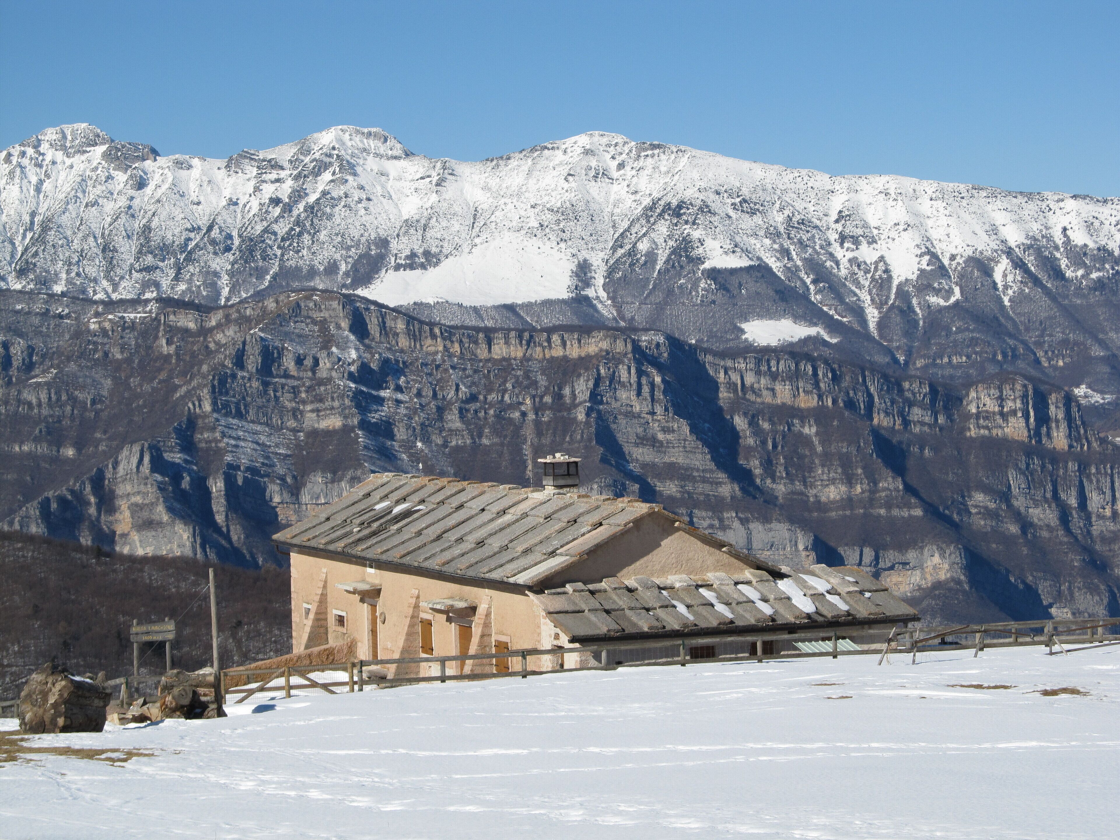 Lungo il sentiero che da Sega di Ala conduce al Monte Castelberto.