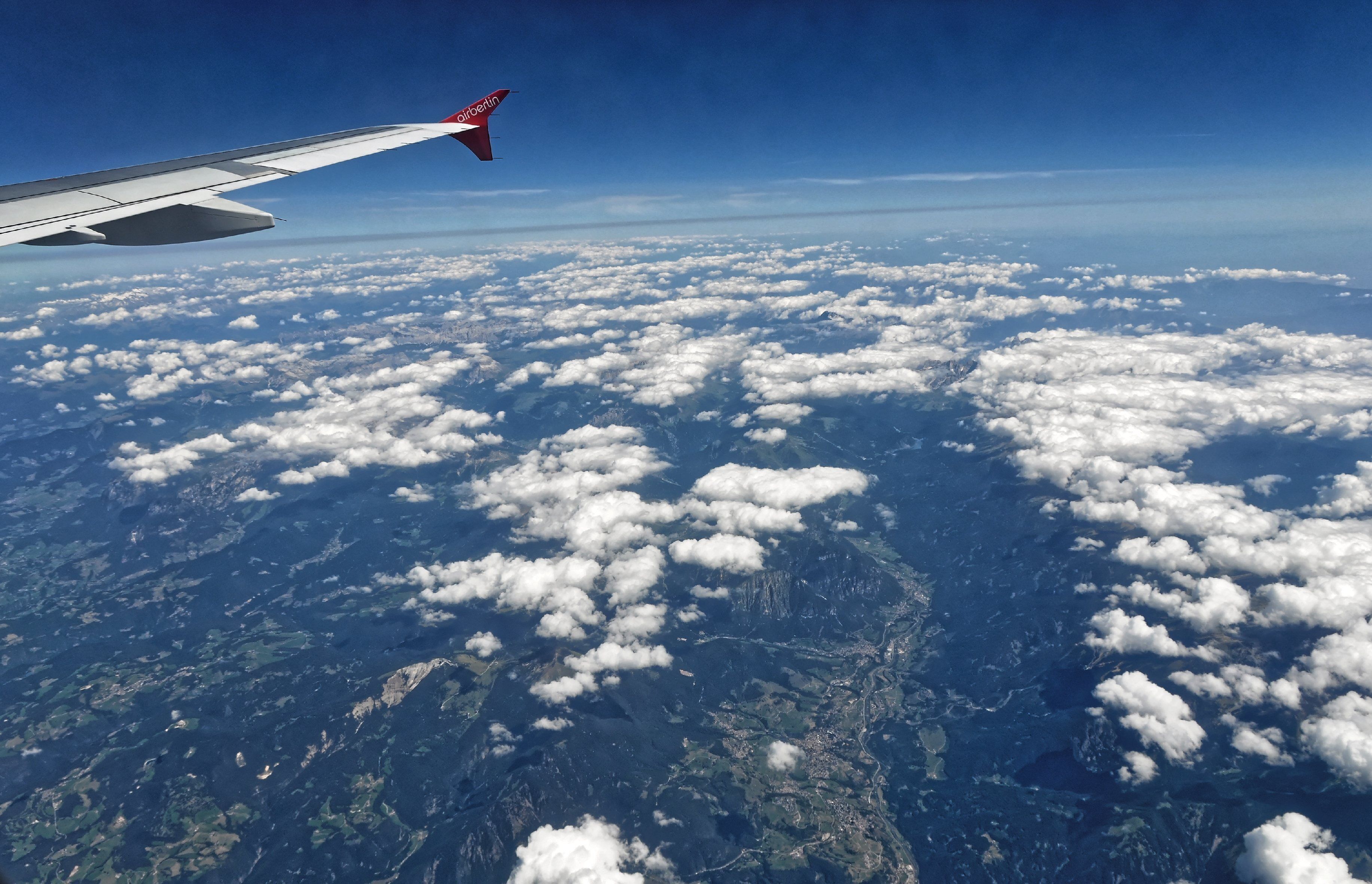 Bilder vom Flug -Rom-Düsseldorf-Hamburg 2013 Dieses Foto entstand in Zusammenarbeit mit Stadtbesichtigungen.de Die Seiten Stadtbesichtigungen.de, der dazugehörige Reise Blog sowie die Facebookseite: Stadtbesichtigungen Rom dürfen dieses Bild für Ihre Veröffentlichungen ohne den Hinweis auf Wikipedia, Commons bzw der Lizenz verwenden. Die Verantwortlichen habe von mir (Ra Boe) die Originaldaten zur freien Verfügung übermittelt bekommen.
