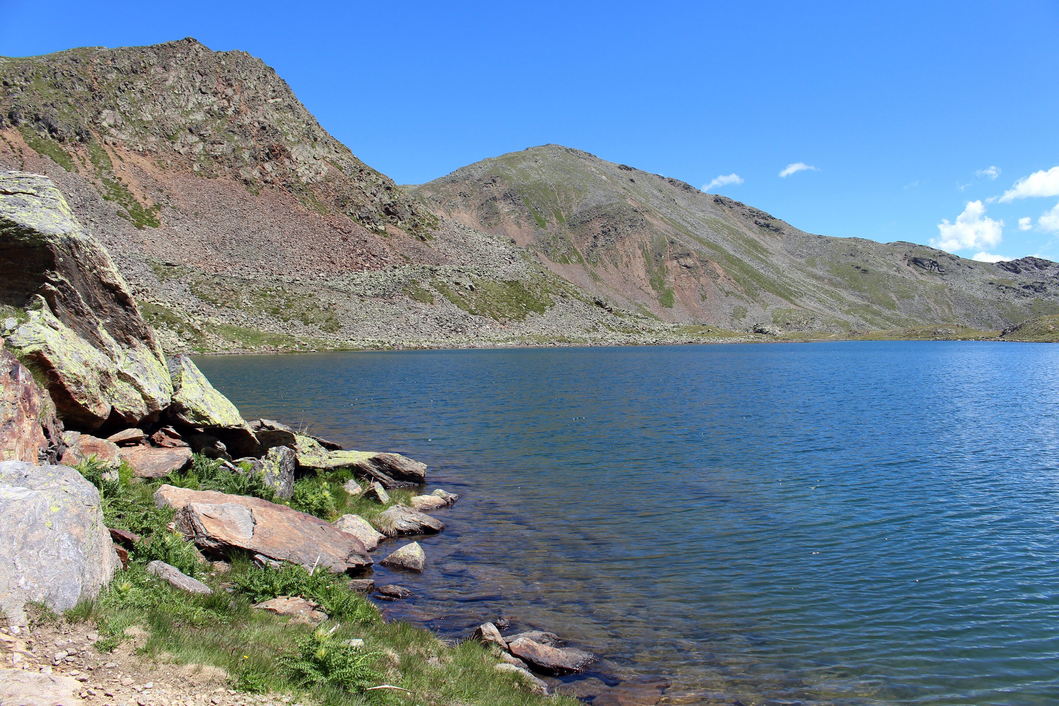 An den Kofelraster Seen ( Laghi del Covolo) oberhalb von Latsch in Südtirol. Die schönen Bergseen (2405 m.ü.M.) sind eingebettet in die Berge des Zufrittkammes.
