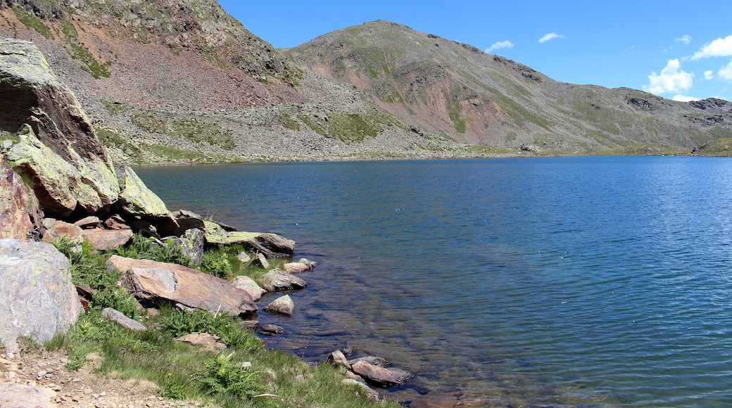 An den Kofelraster Seen ( Laghi del Covolo) oberhalb von Latsch in Südtirol. Die schönen Bergseen (2405 m.ü.M.) sind eingebettet in die Berge des Zufrittkammes.