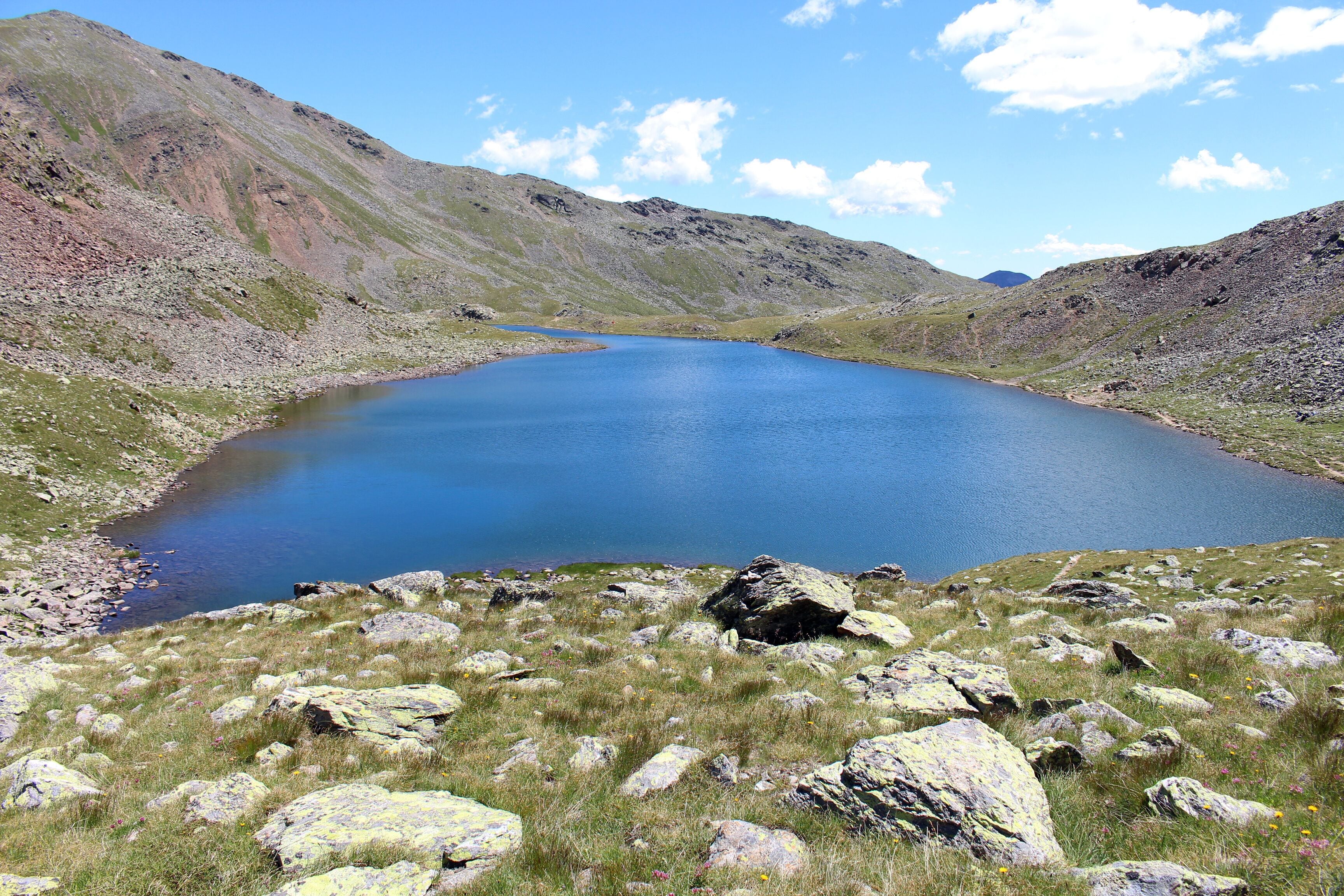 An den Kofelraster Seen ( Laghi del Covolo) oberhalb von Latsch in Südtirol. Die schönen Bergseen (2405 m.ü.M.) sind eingebettet in die Berge des Zufrittkammes.