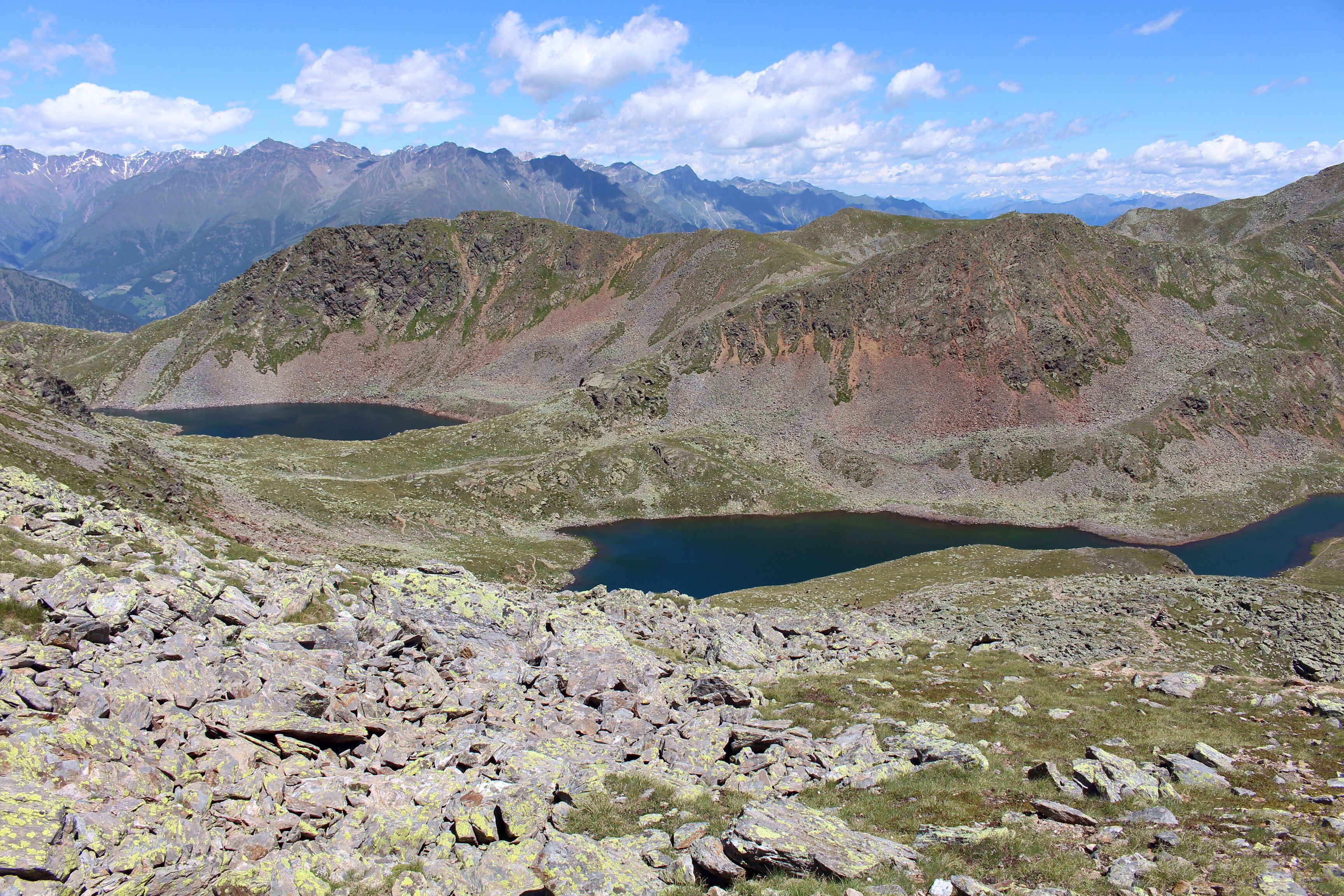 Blick auf die Kofelraster Seen ( Laghi del Covolo) vom Rücken des Zufrittkamms aus. Der Zufrittkamm trennt das Südtiroler Vinschgau auf der einen Seite vom Ultental auf der anderen Seite.