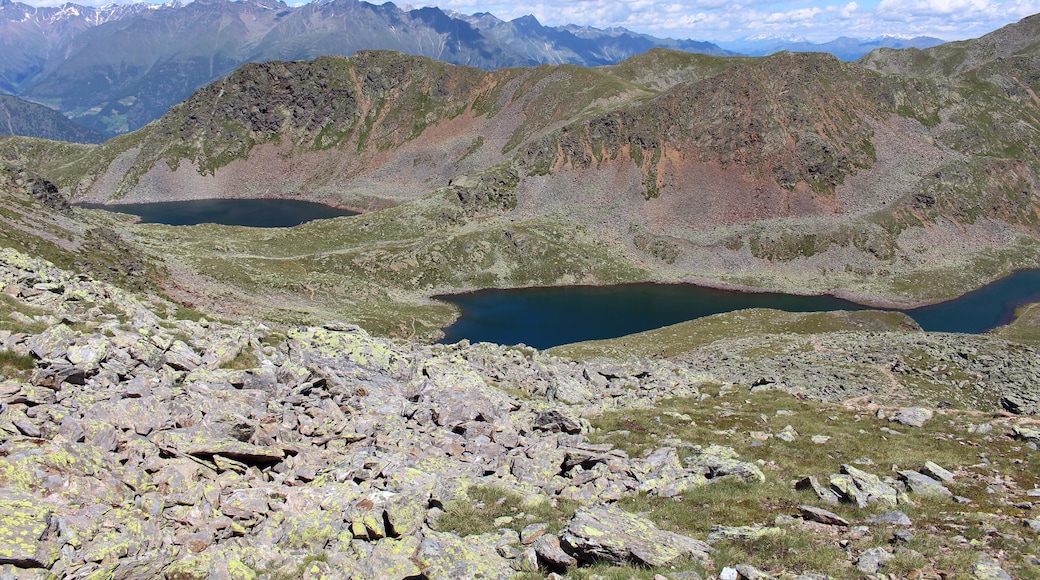 Blick auf die Kofelraster Seen ( Laghi del Covolo) vom Rücken des Zufrittkamms aus. Der Zufrittkamm trennt das Südtiroler Vinschgau auf der einen Seite vom Ultental auf der anderen Seite.