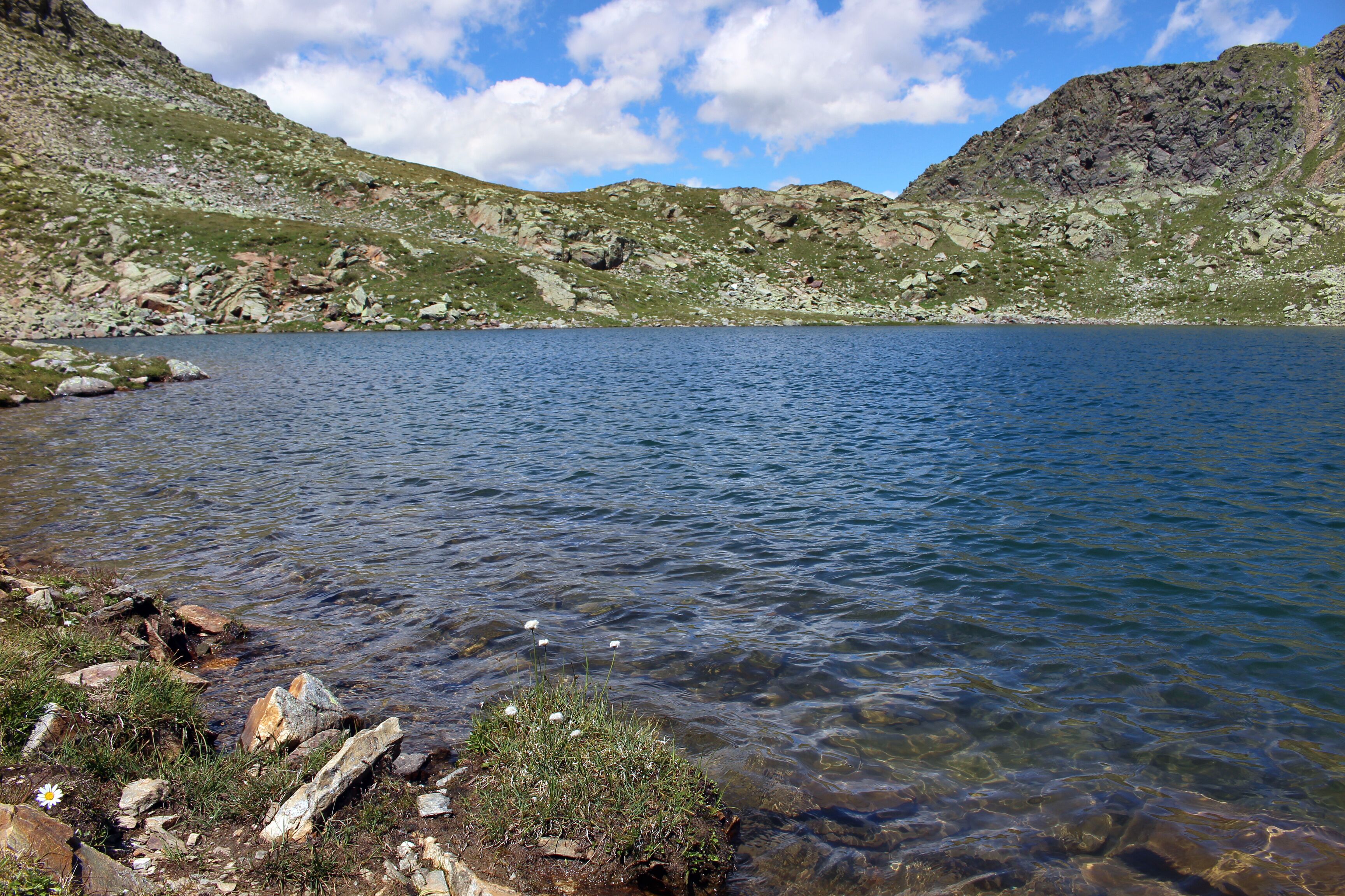 An den Kofelraster Seen ( Laghi del Covolo) oberhalb von Latsch in Südtirol. Die schönen Bergseen (2405 m.ü.M.) sind eingebettet in die Berge des Zufrittkammes.