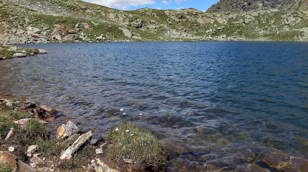 An den Kofelraster Seen ( Laghi del Covolo) oberhalb von Latsch in Südtirol. Die schönen Bergseen (2405 m.ü.M.) sind eingebettet in die Berge des Zufrittkammes.
