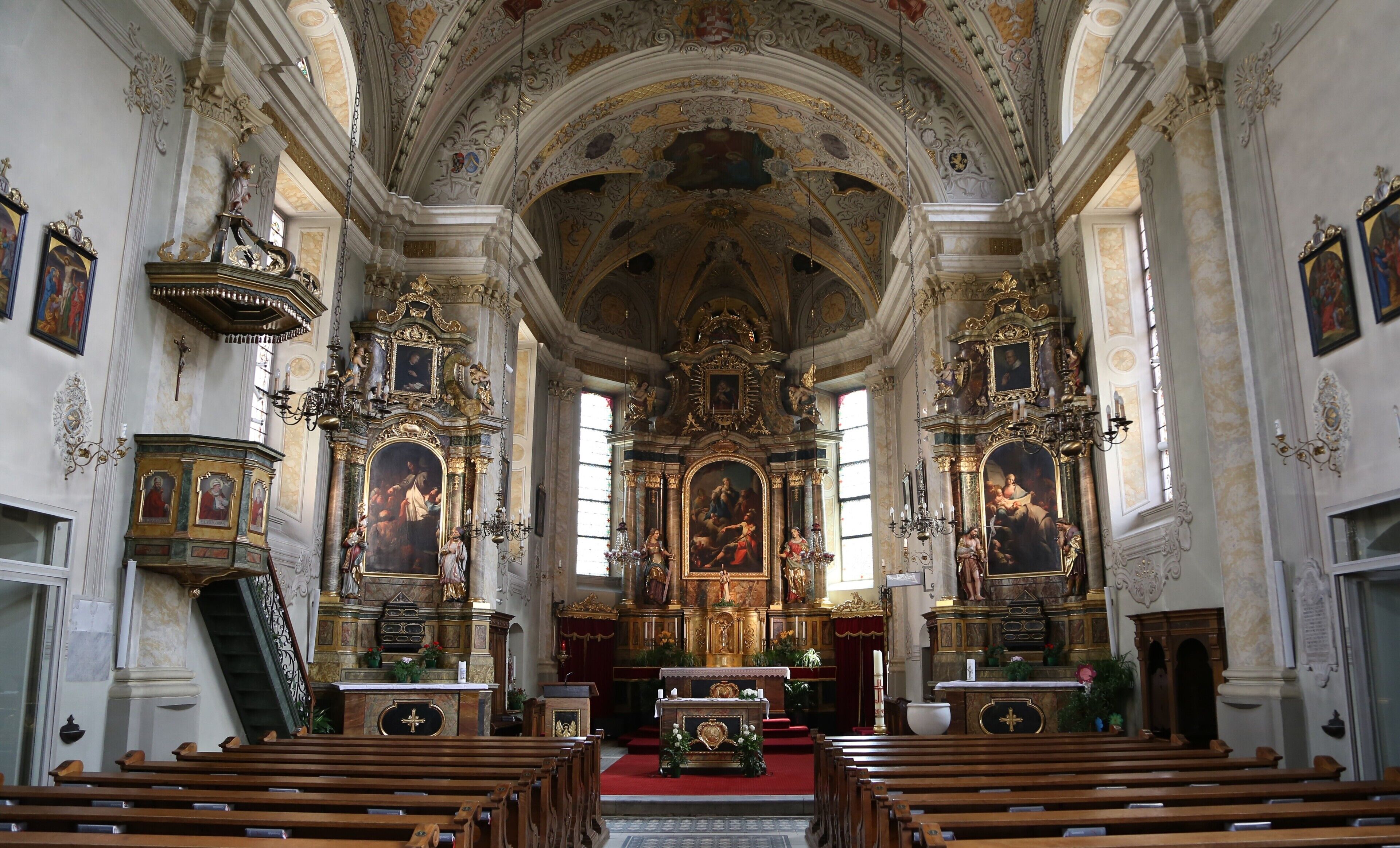 Pfarrkirche St. Margareth, Welsberg-Taisten This media shows the cultural heritage monument with the number 17975 in South Tyrol. 1343 erstmals erwähnt, der heutige Bau 1736 1738 neu errichtet, 1908 verlängert. Polygonal abschließender Chor, spätgotischer Spitzturm (1452), geschwungener Giebel, tonnengewölbtes Langhaus mit Stichkappen und Quergurten. Halbkreis und Rechteckfenster. Barockisierende Deckengemälde von J. M. Peskoller 1909/10.