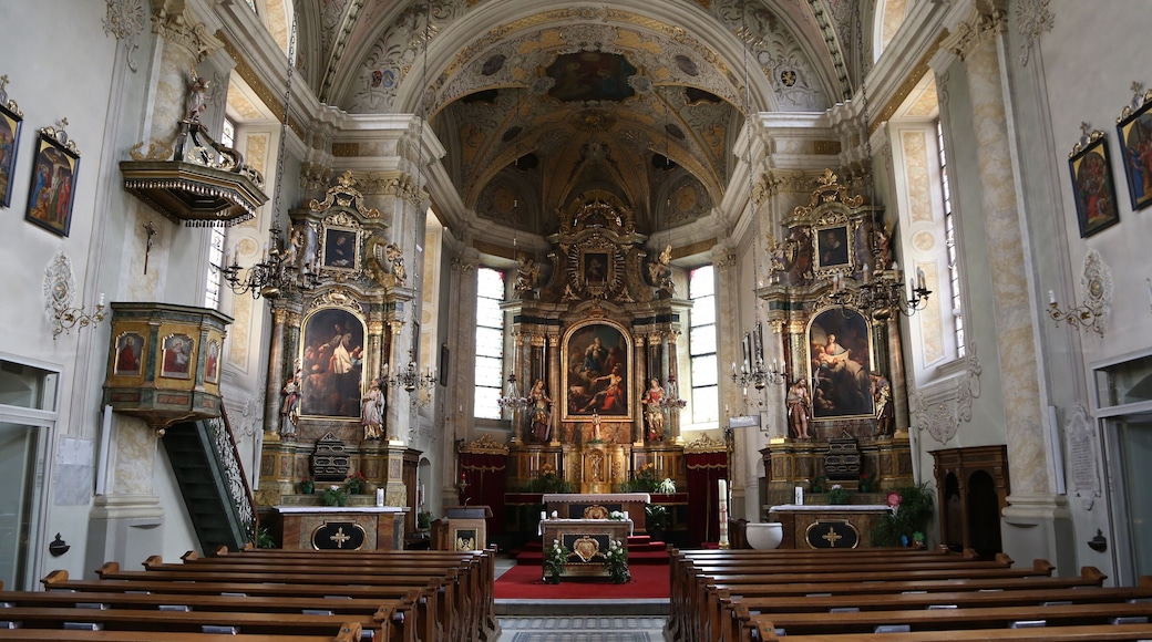 Pfarrkirche St. Margareth, Welsberg-Taisten This media shows the cultural heritage monument with the number 17975 in South Tyrol. 1343 erstmals erwähnt, der heutige Bau 1736 1738 neu errichtet, 1908 verlängert. Polygonal abschließender Chor, spätgotischer Spitzturm (1452), geschwungener Giebel, tonnengewölbtes Langhaus mit Stichkappen und Quergurten. Halbkreis und Rechteckfenster. Barockisierende Deckengemälde von J. M. Peskoller 1909/10.
