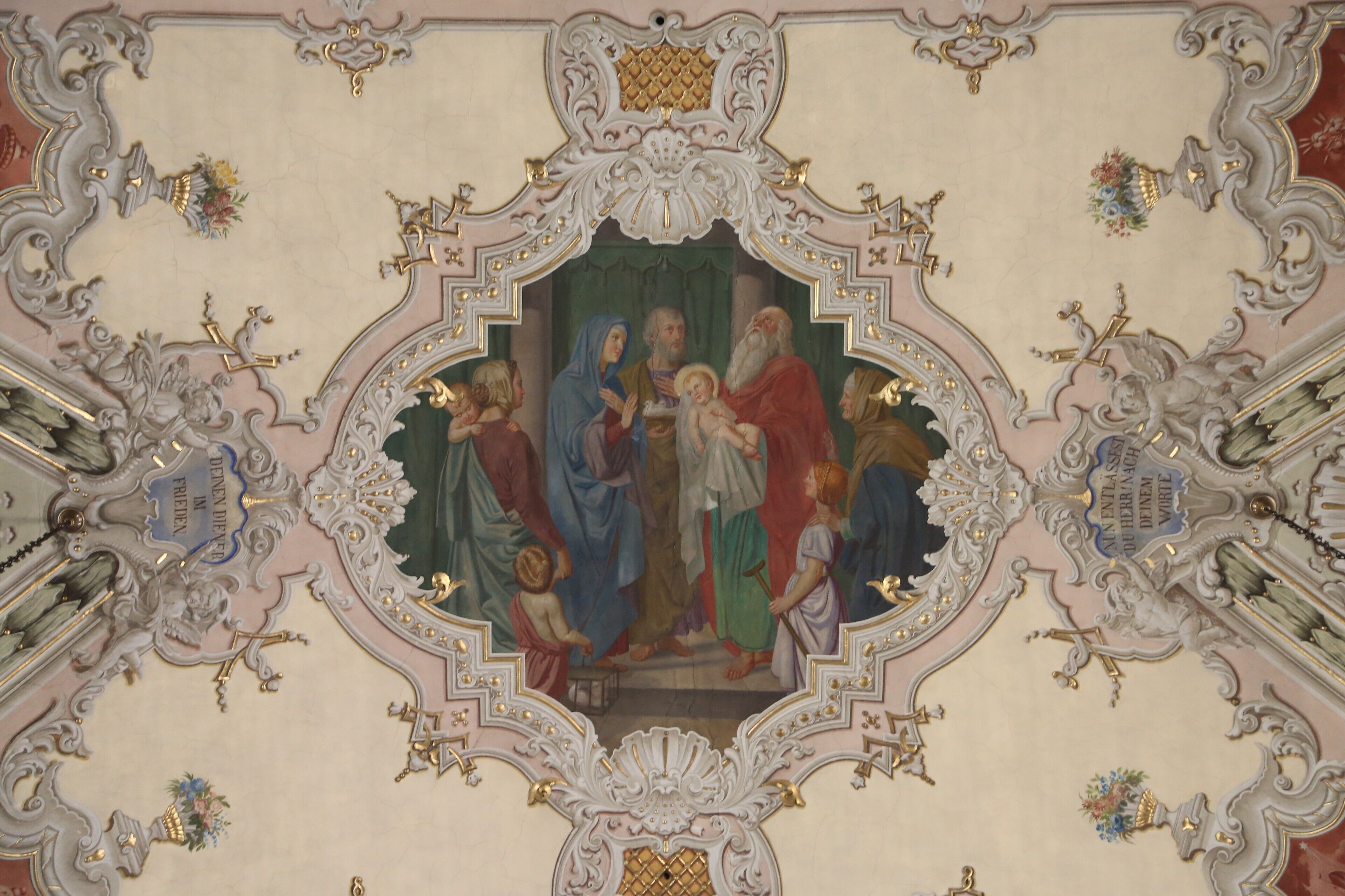 Pfarrkirche St. Margareth, Welsberg-Taisten This media shows the cultural heritage monument with the number 17975 in South Tyrol. 1343 erstmals erwähnt, der heutige Bau 1736 1738 neu errichtet, 1908 verlängert. Polygonal abschließender Chor, spätgotischer Spitzturm (1452), geschwungener Giebel, tonnengewölbtes Langhaus mit Stichkappen und Quergurten. Halbkreis und Rechteckfenster. Barockisierende Deckengemälde von J. M. Peskoller 1909/10.