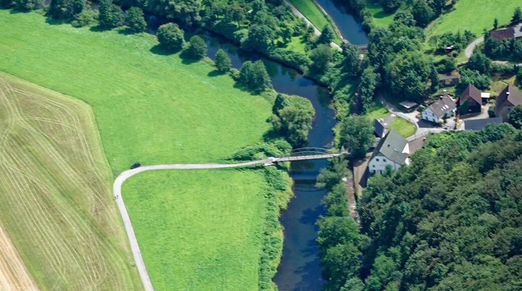 Fotoflug Sauerland West. Luftaufnahme: Brücke über die Lenne beim Plettenberger Ortsteil Hilfringhausen; Obergraben des Laufwasserkraftwerks Bockeloh, Nordrhein-Westfalen.