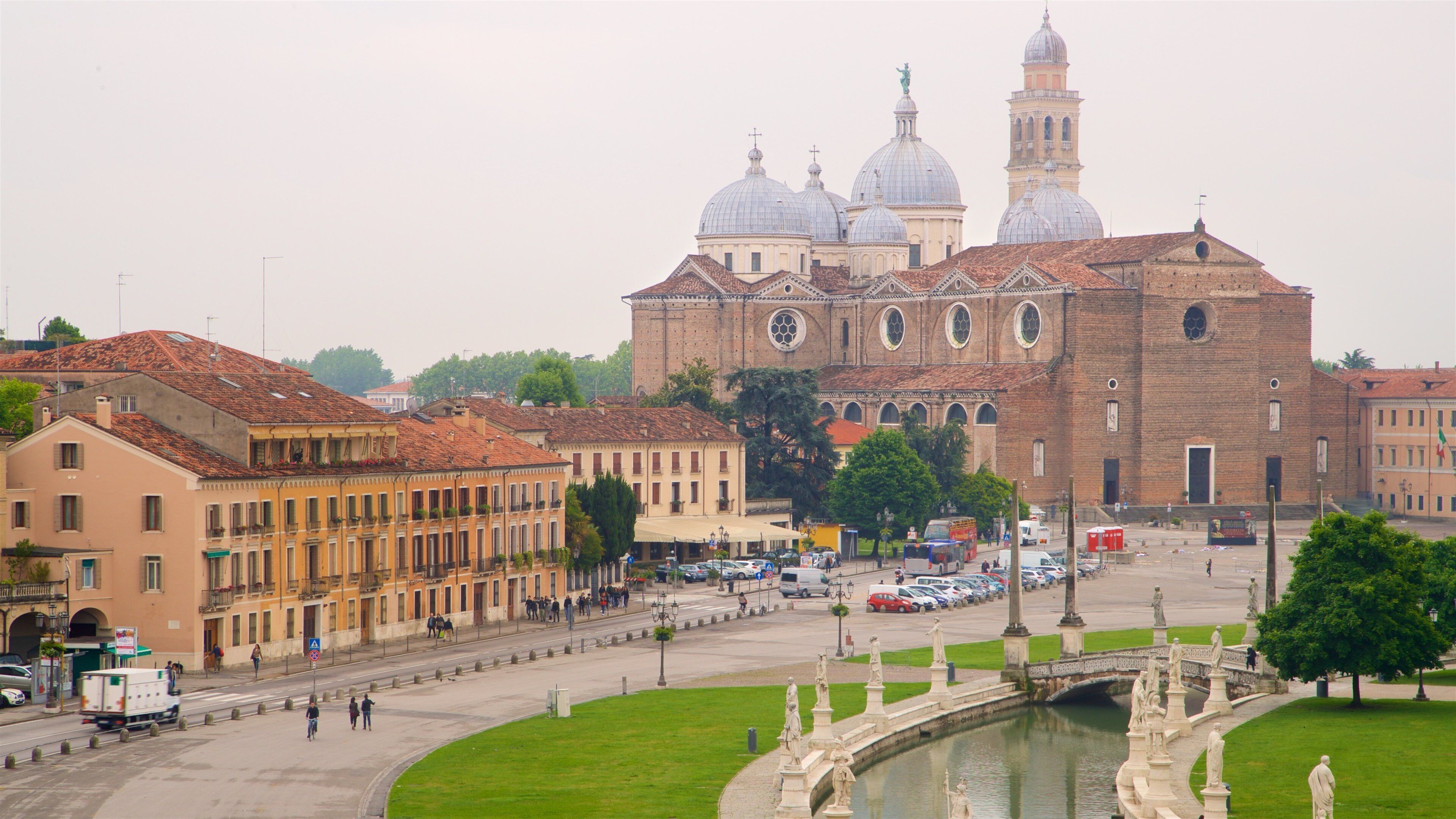 Piazza delle Erbe toont een rivier of beek, historische architectuur en landschappen