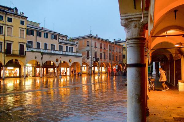Piazza delle Erbe das einen Stadt, Platz oder Plaza und bei Nacht