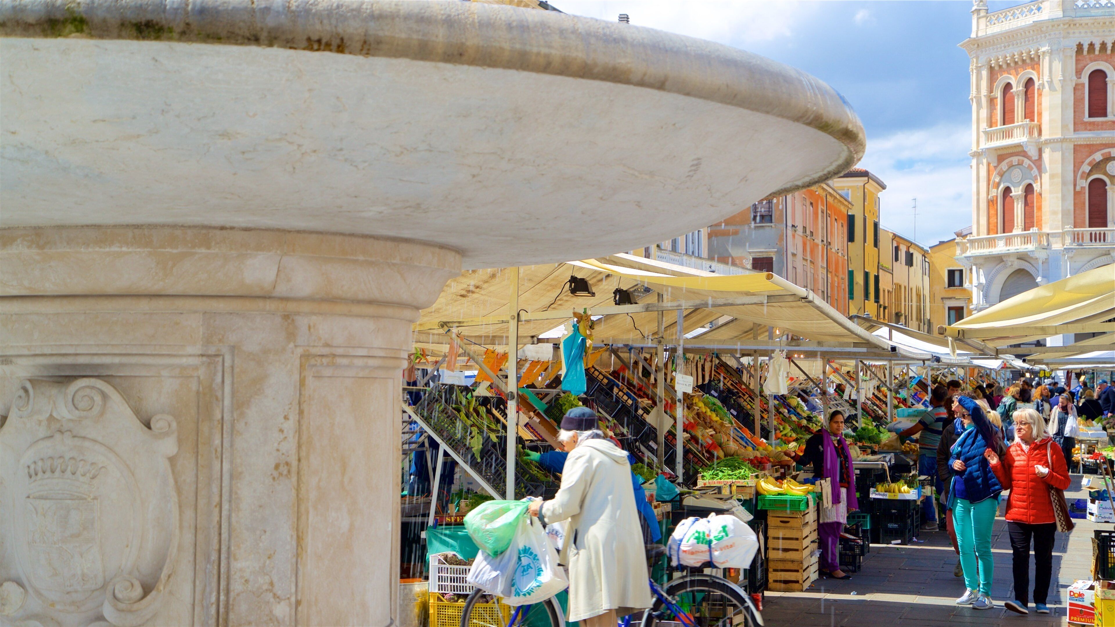 Piazza delle Erbe som inkluderar marknader och gatuliv såväl som en liten grupp av människor
