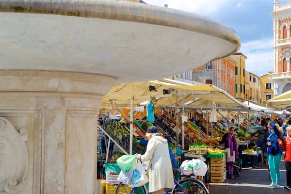 Place historique Piazza delle Erbe mettant en vedette scÚnes de rue et marchés aussi bien que petit groupe de personnes