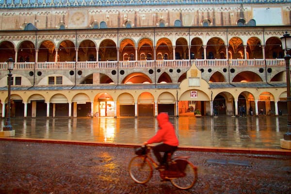Place historique Piazza delle Erbe qui includes patrimoine historique et cyclisme sur route