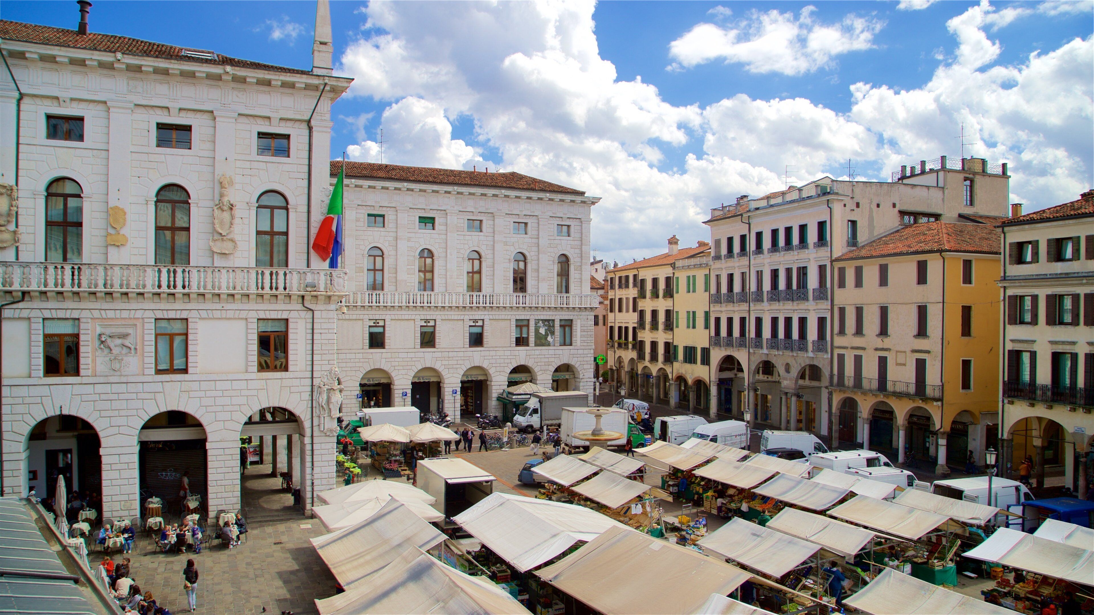 Piazza delle Erbe bevat een stad en markten