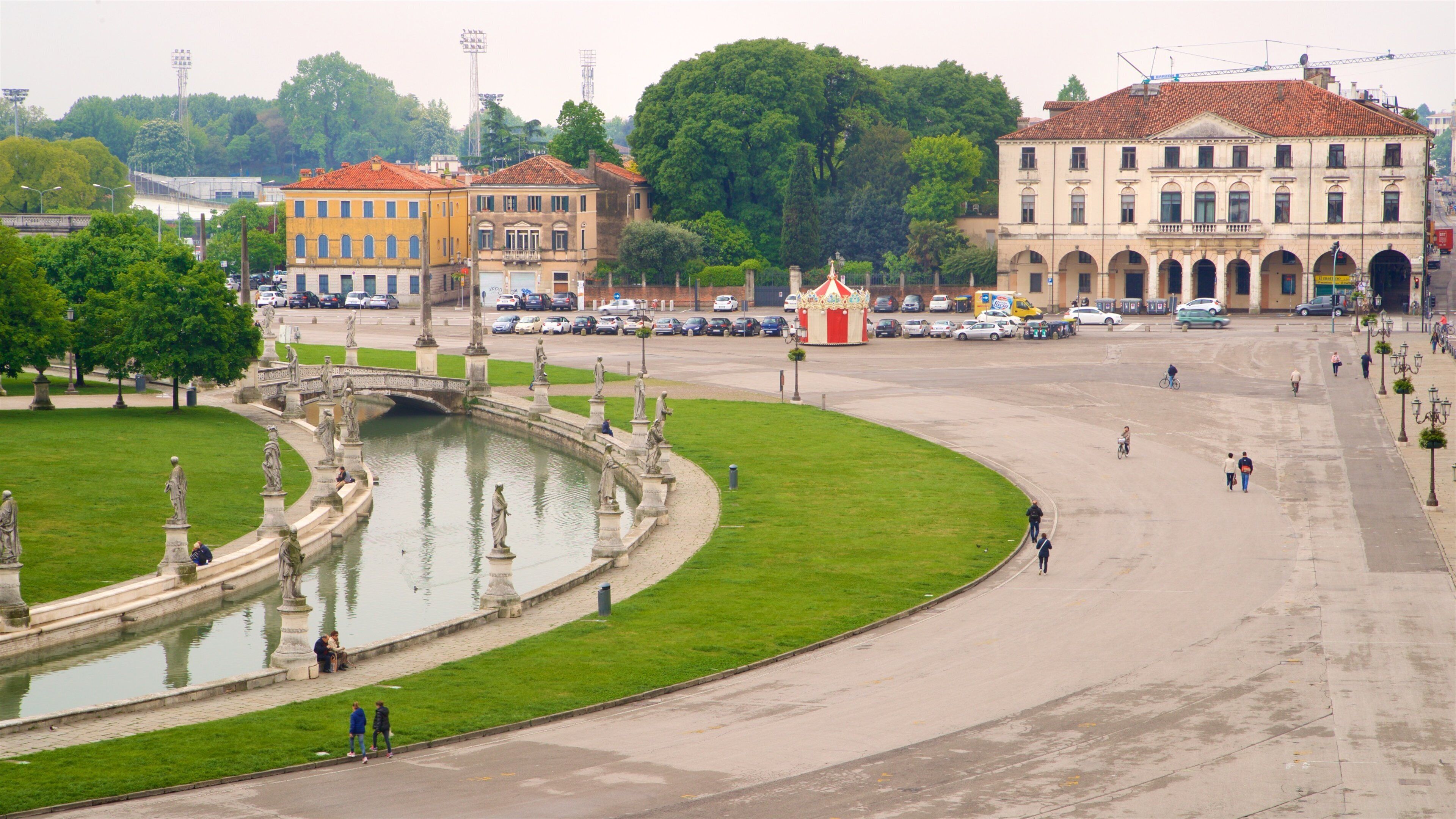 Piazza delle Erbe toont een park, een standbeeld of beeldhouwwerk en een stad