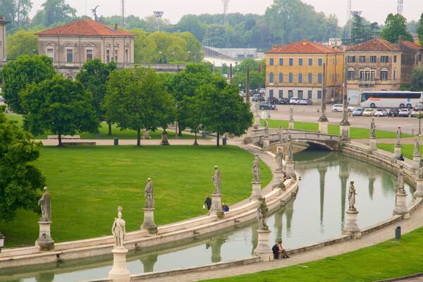 Piazza delle Erbe das einen Statue oder Skulptur, Garten und Stadt