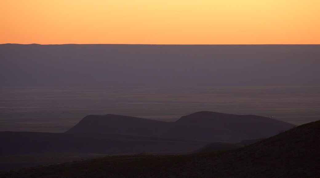 Salt Flat ofreciendo una puesta de sol