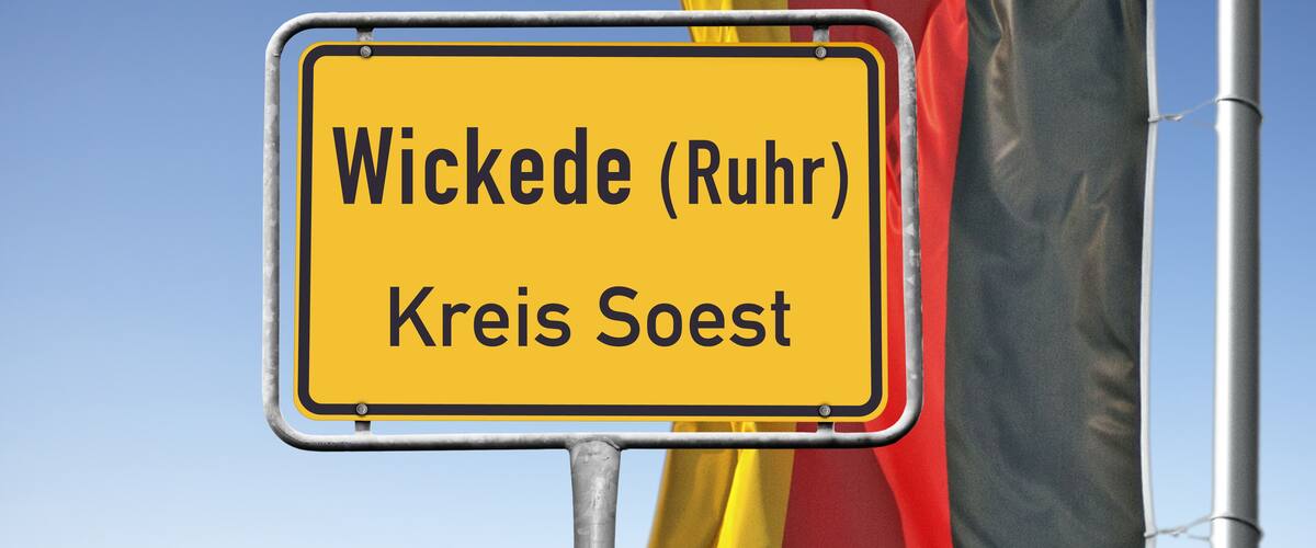 Ortstafel, Wickede (Ruhr), Kreis Soest mit deutscher Flagge, (Symbolbild)