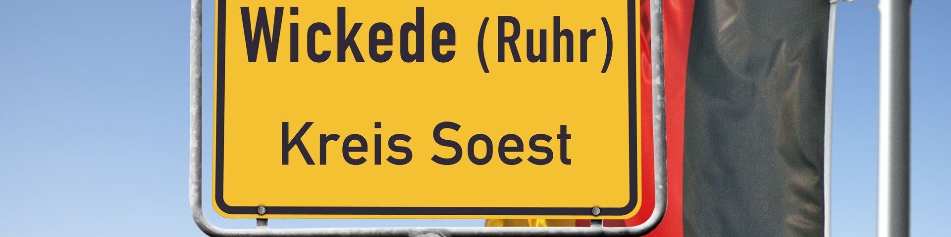Ortstafel, Wickede (Ruhr), Kreis Soest mit deutscher Flagge, (Symbolbild)