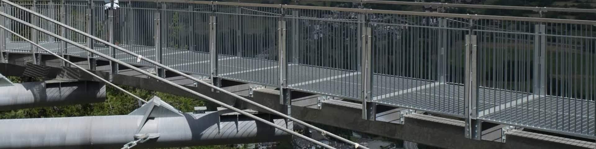 A walkway suspended in the air for 12 meters, a sheer drop of 180 meters beneath his feet, the Mont Blanc range in front of the eyes.
These are the main and most evocative features of scenic bridge built over the Orrido dug by the river Dora Verney.
The bridge, a half-hour walk from the nearby Terme, is part of the project named "Scenic trail along Orrido of PrĂ©-Saint-Didierâ