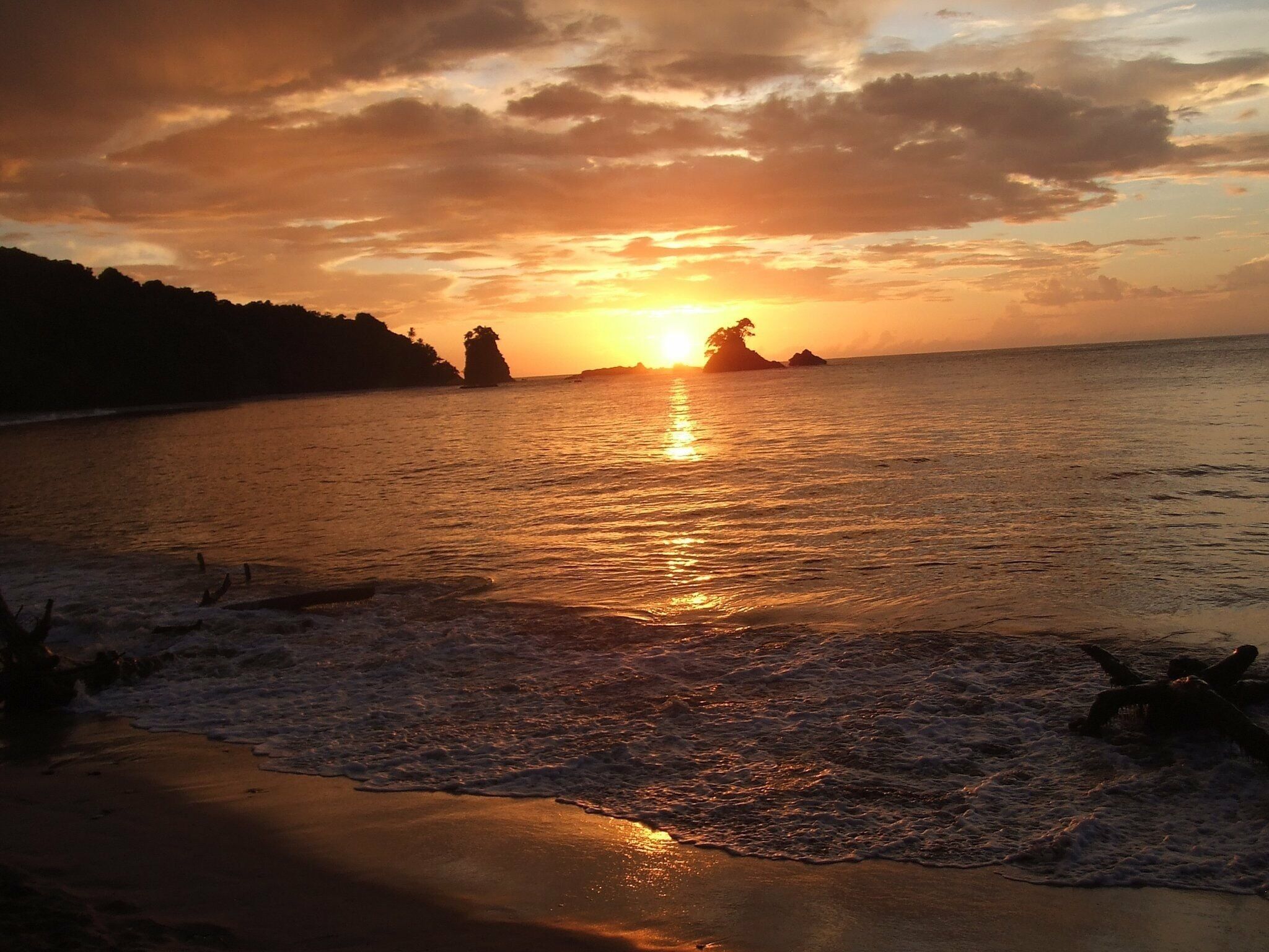 #EndlessSummer - after hiking to Paria bay we camped the weekend and this was the breathtaking sunset on one afternoon. Will never forget ❤️