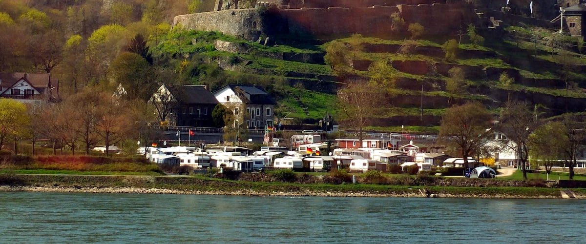Burg Sooneck een burcht in het Boven Midden-Rijndal bij Niederheimbach tussen Bingen en Bacharach, zoals gezien vanop de rechteroever vanuit de trein.