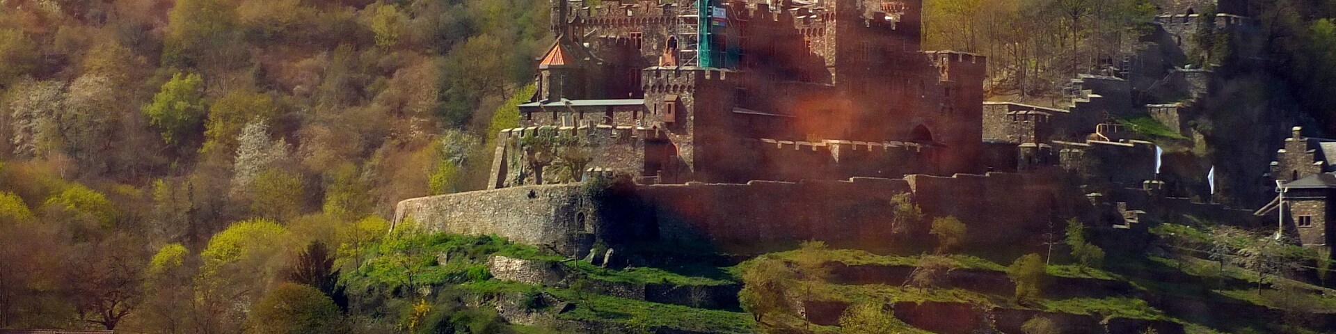 Burg Sooneck een burcht in het Boven Midden-Rijndal bij Niederheimbach tussen Bingen en Bacharach, zoals gezien vanop de rechteroever vanuit de trein.
