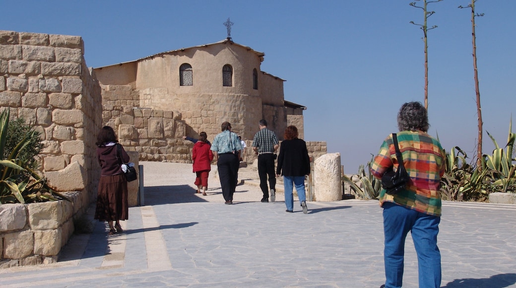 Nebo som inkluderer historisk arkitektur og religiøse elementer i tillegg til en liten gruppe med mennesker