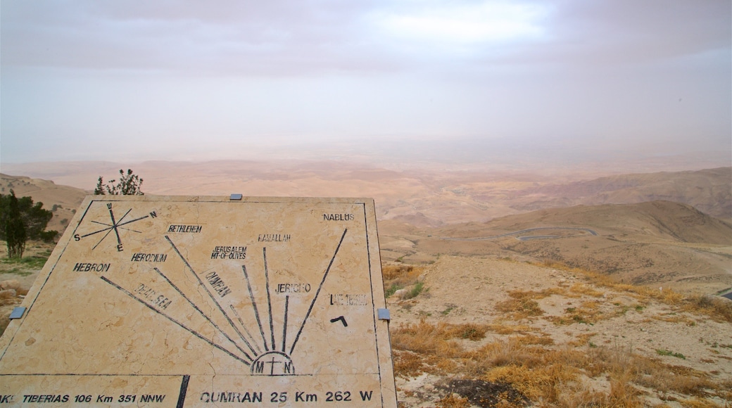 Nebo som inkluderer skilt, ørkenutsikt og landskap