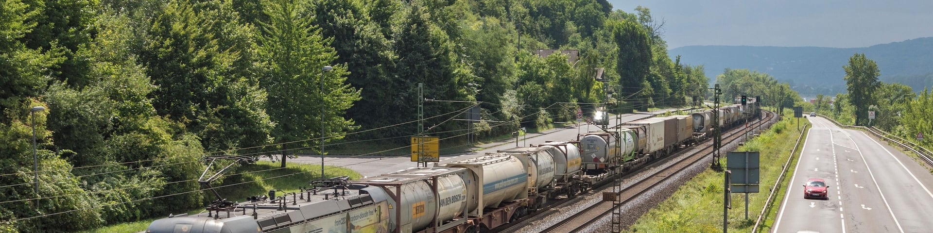 Aan de rechter zijde van de Rijn komt LTE 193 203 met DGS trein 42956 door Linz Am Rhein. Onderweg naar Rheinhausen