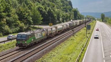 Aan de rechter zijde van de Rijn komt LTE 193 203 met DGS trein 42956 door Linz Am Rhein. Onderweg naar Rheinhausen