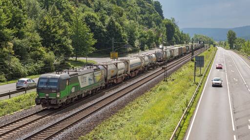 Aan de rechter zijde van de Rijn komt LTE 193 203 met DGS trein 42956 door Linz Am Rhein. Onderweg naar Rheinhausen