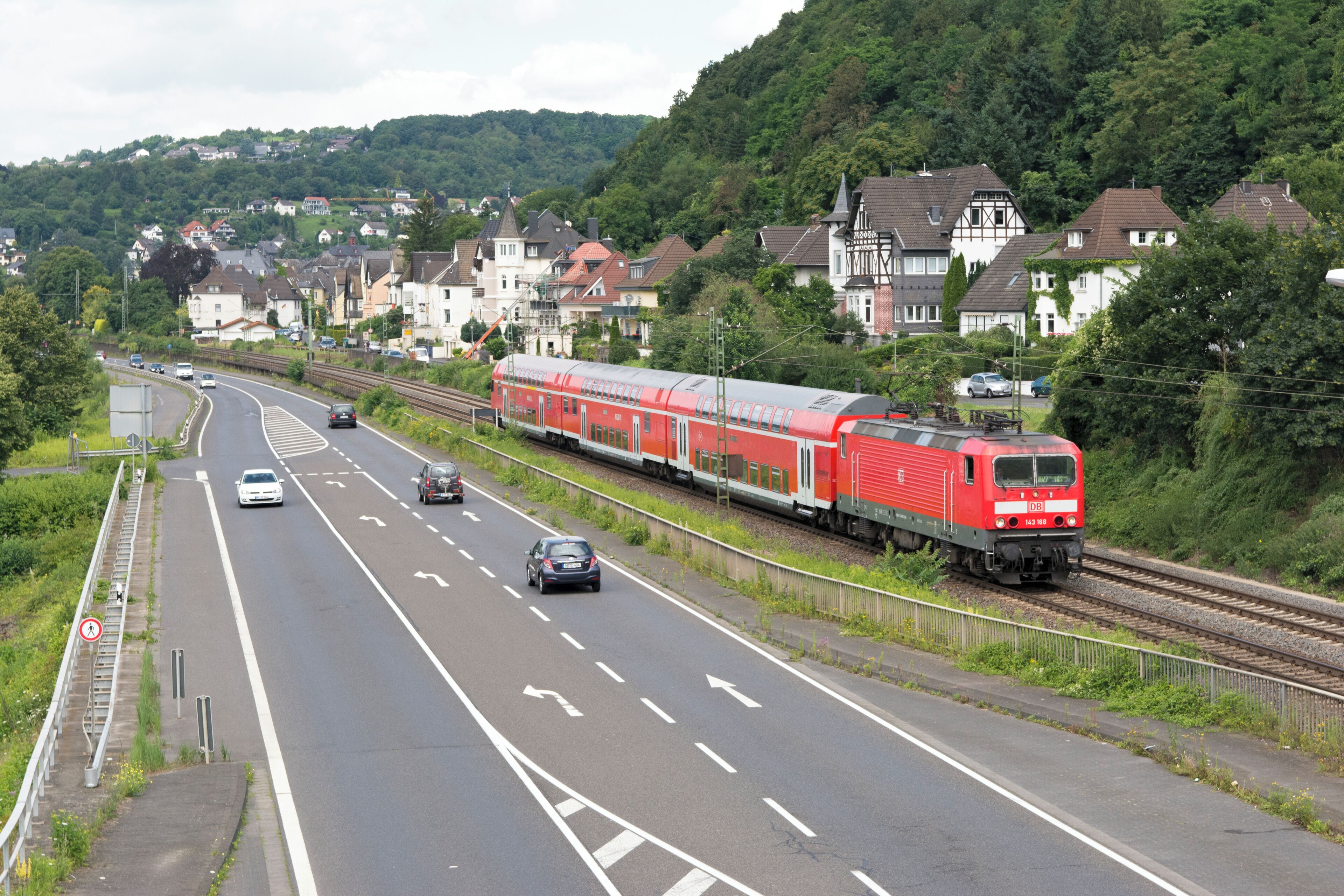 Linz Am Rhein DB 143 168 met de RB27 (trein10847) naar Koblenz