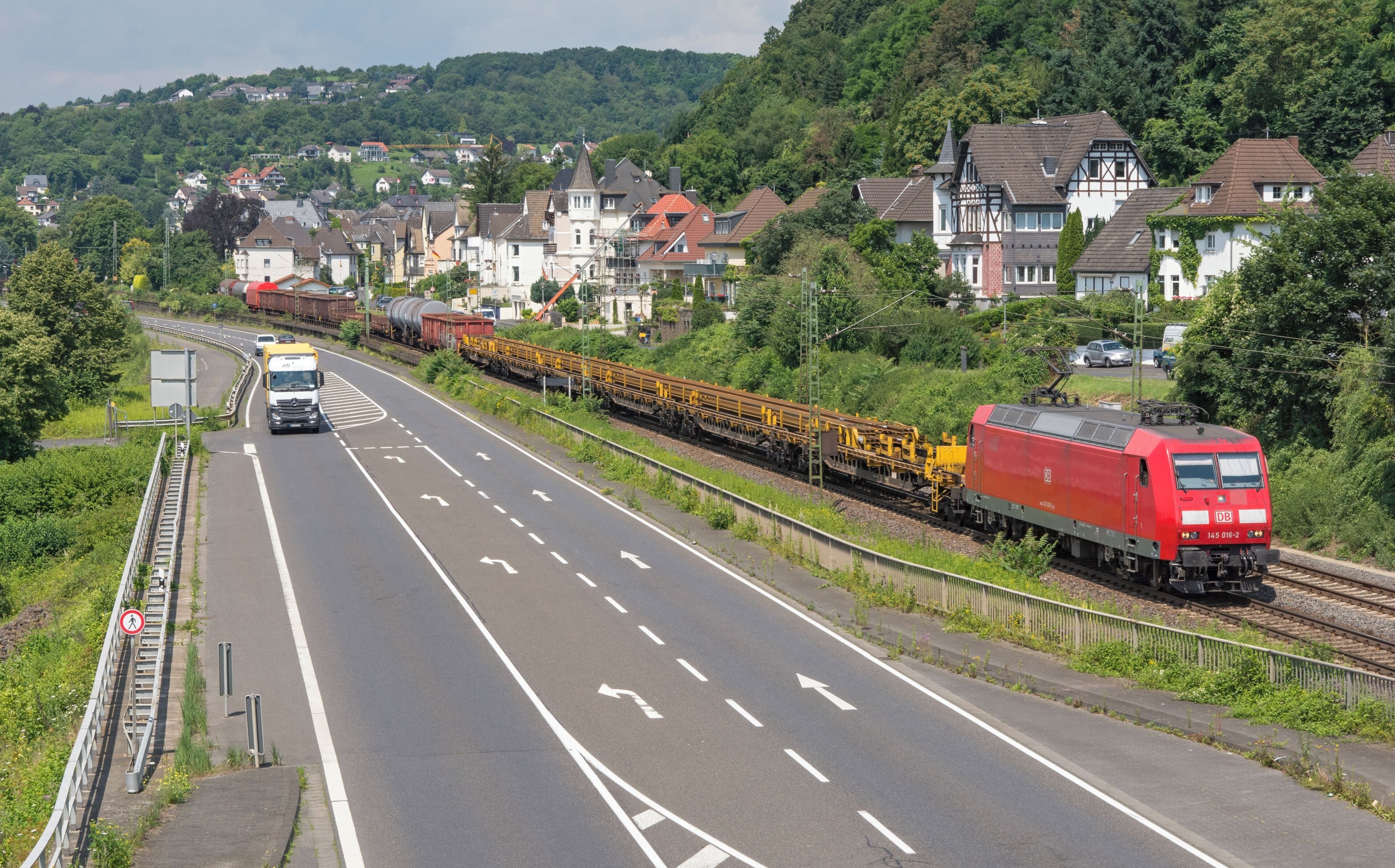 Linz Am Rhein DB 145 016 met Unit Cargo richting Koblenz